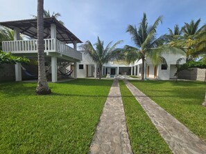 Property grounds - Spacious 4-bedroom house in beautiful Sonsonate with AC (Sonsonate)
