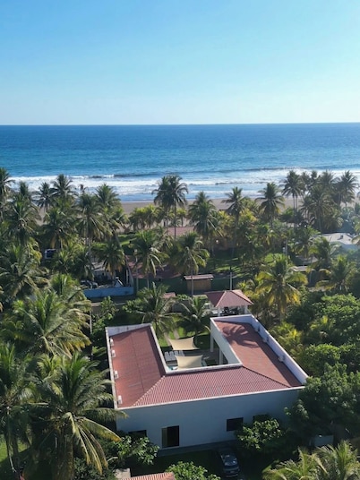 Spacious 4-bedroom house in beautiful Sonsonate with AC