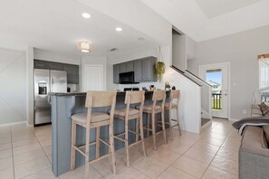 Fridge, microwave, oven, dishwasher - NEW! Serene Coastal Escape with Gulf Views (Galveston)