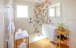 Shower, hair dryer - Awesome home in St Etienne de Fontbell with WiFi (St Etienne de Fontbell)