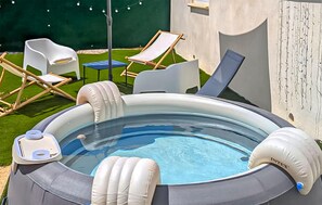 Outdoor spa tub - Awesome home in St Etienne de Fontbell with WiFi (St Etienne de Fontbell)