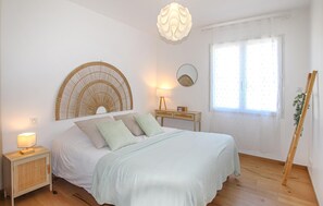 3 bedrooms, iron/ironing board, travel cot, free WiFi - Awesome home in St Etienne de Fontbell with WiFi (St Etienne de Fontbell)