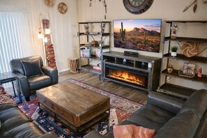 Smart TV, chimenea y libros 