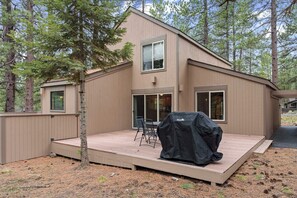 Outdoor dining - 7 Little Court - Steps to SHARC, Hot Tub, SHARC, New Listing (Bend)