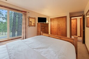 3 bedrooms, iron/ironing board, travel cot, free WiFi - 7 Little Court - Steps to SHARC, Hot Tub, SHARC, New Listing (Bend)