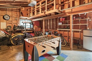 Games room - 7 Little Court - Steps to SHARC, Hot Tub, SHARC, New Listing (Bend)