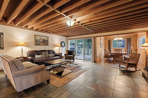 7 Little Court - Steps to SHARC, Hot Tub, SHARC, New Listing