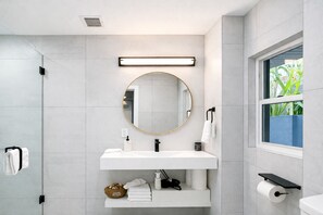 Bathroom - Luxury Lido Key Getaway with heated saltwater pool on St Armand's Circle (Sarasota)