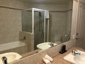 Apartment, Balkon, Meerblick | Badezimmer