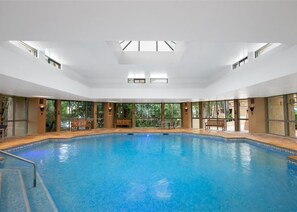 Una piscina techada, una piscina al aire libre