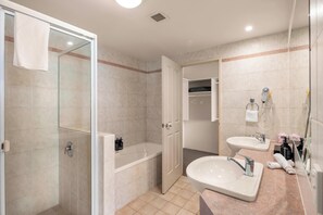 Apartment, 1 Bedroom | Bathroom | Free toiletries, hair dryer, towels, soap - Sun City - Private Apartments (Surfers Paradise)