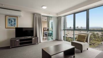 Apartment, 1 King-Bett | Wohnbereich | Flachbildfernseher