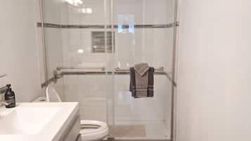 Dusche, Haartrockner, Handtücher, Seife