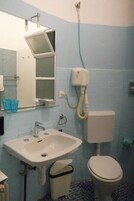 Basic Quadruple Room, Balcony | Bathroom