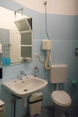 Basic Quadruple Room, Balcony | Bathroom - hotel magnolia (Albenga)