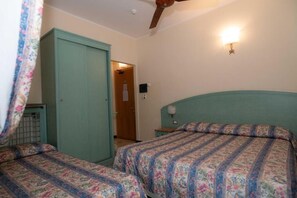 Basic-Dreibettzimmer, Balkon | Schreibtisch, kostenloses WLAN