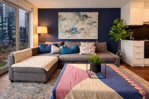 Deluxe Suite, City View | Living area - Bay Front Suites (Toronto)