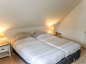 5 bedrooms, travel cot, free WiFi, bed sheets