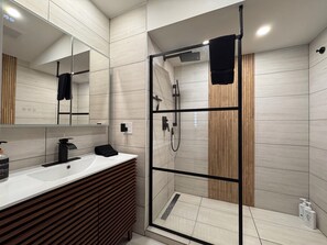 Bathroom - Bamboo Retreat - Elegant Mountain, Hot Tub & Fire Pit (East Stroudsburg)