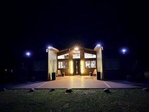 Exterior - Bamboo Retreat - Elegant Mountain, Hot Tub & Fire Pit (East Stroudsburg)