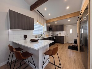 Réfrigérateur, four à micro-ondes, un four, surface de cuisson