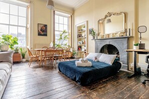 Interior - Central Georgian flat - perfect festival base! (Edinburgh)