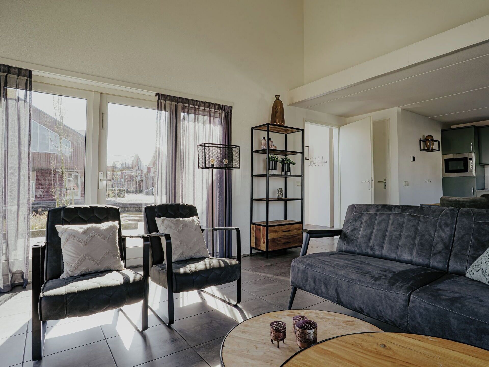 Möbel, Interior Design, Flooring, Fussboden, Couch, Wand, Holz, Wohnzimmer, Decke, Stuhl
