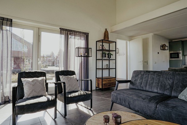 Möbel, Interior Design, Flooring, Fussboden, Couch, Wand, Holz, Wohnzimmer, Decke, Stuhl