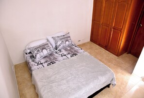 3 slaapkamers, een strijkplank/strijkijzer, internet, beddengoed