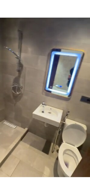 Een haardroger, handdoeken, zeep, toiletpapier
