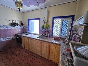 大型冰箱、微波爐、烤箱、鍋具/餐盤/廚房用品