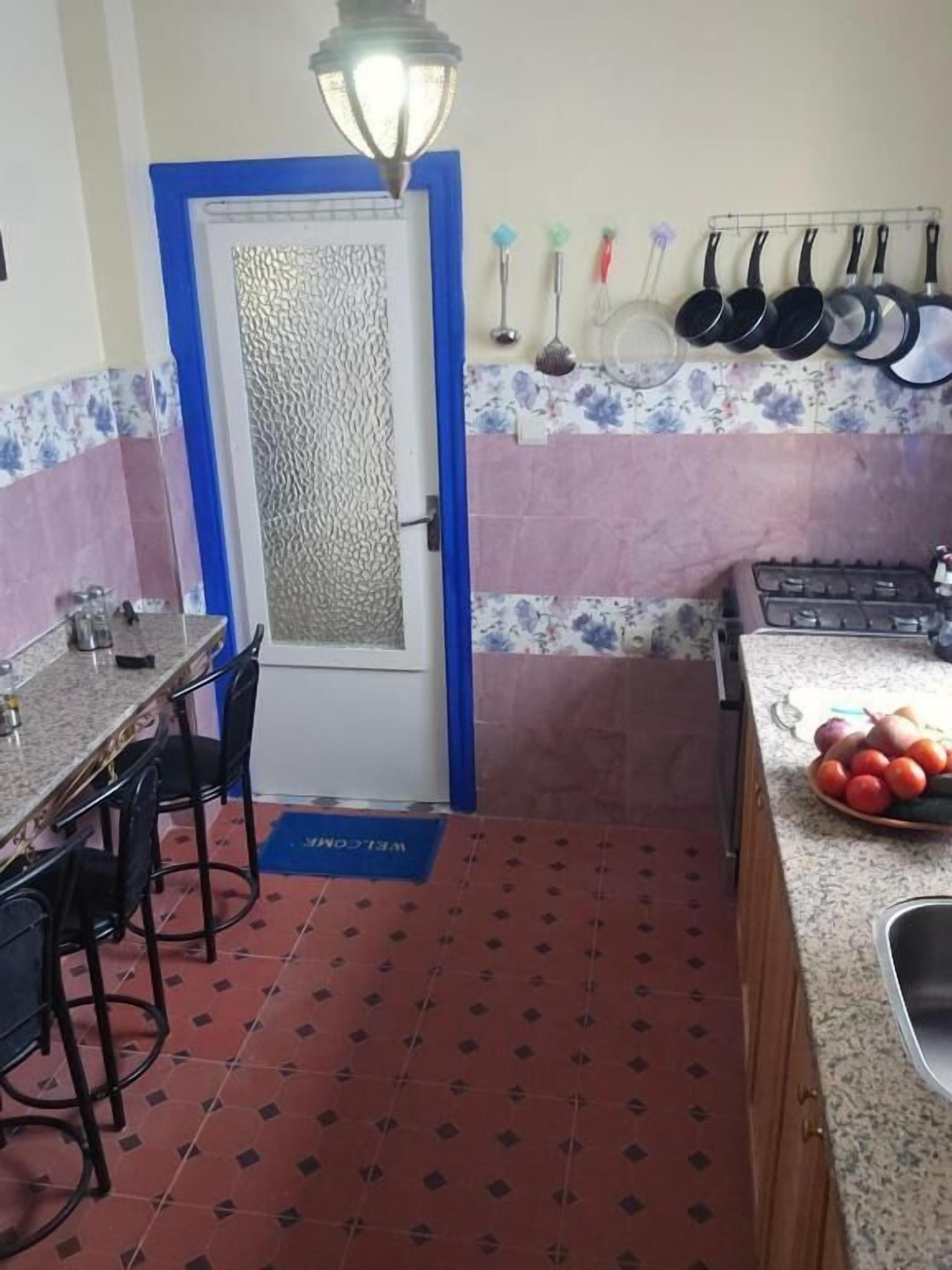 Refrigerador con freezer, microondas, horno, utensilios de cocina