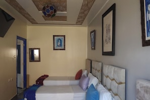 Chambre Quadruple Confort, patio, vue jardin | Intérieur