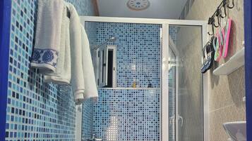Comfort Double or Twin Room, Garden View | Bathroom