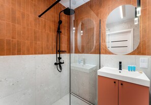 Chuveiro, secador de cabelo, toalhas de banho 
