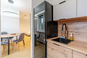 Fridge, oven, stovetop, dishwasher - Przedwiośnie Comfort Apartment (Katowice)