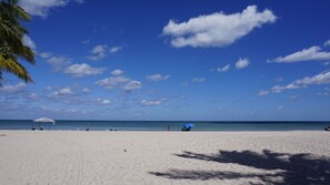 Apartamento Deluxe, vistas al mar | Playa | Ubicación cercana a la playa y arena blanca