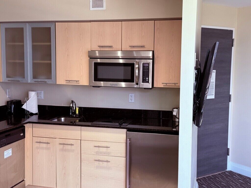 Deluxe Condo, Ocean View | Private kitchen