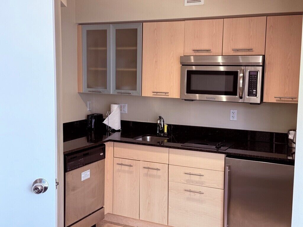 Deluxe Condo, Ocean View | Private kitchen