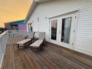 Terrace/patio - Whale Hello There . Gulf Coast Retreat . Walk to Beach . 2 Bed Duplex (Gulf Shores)