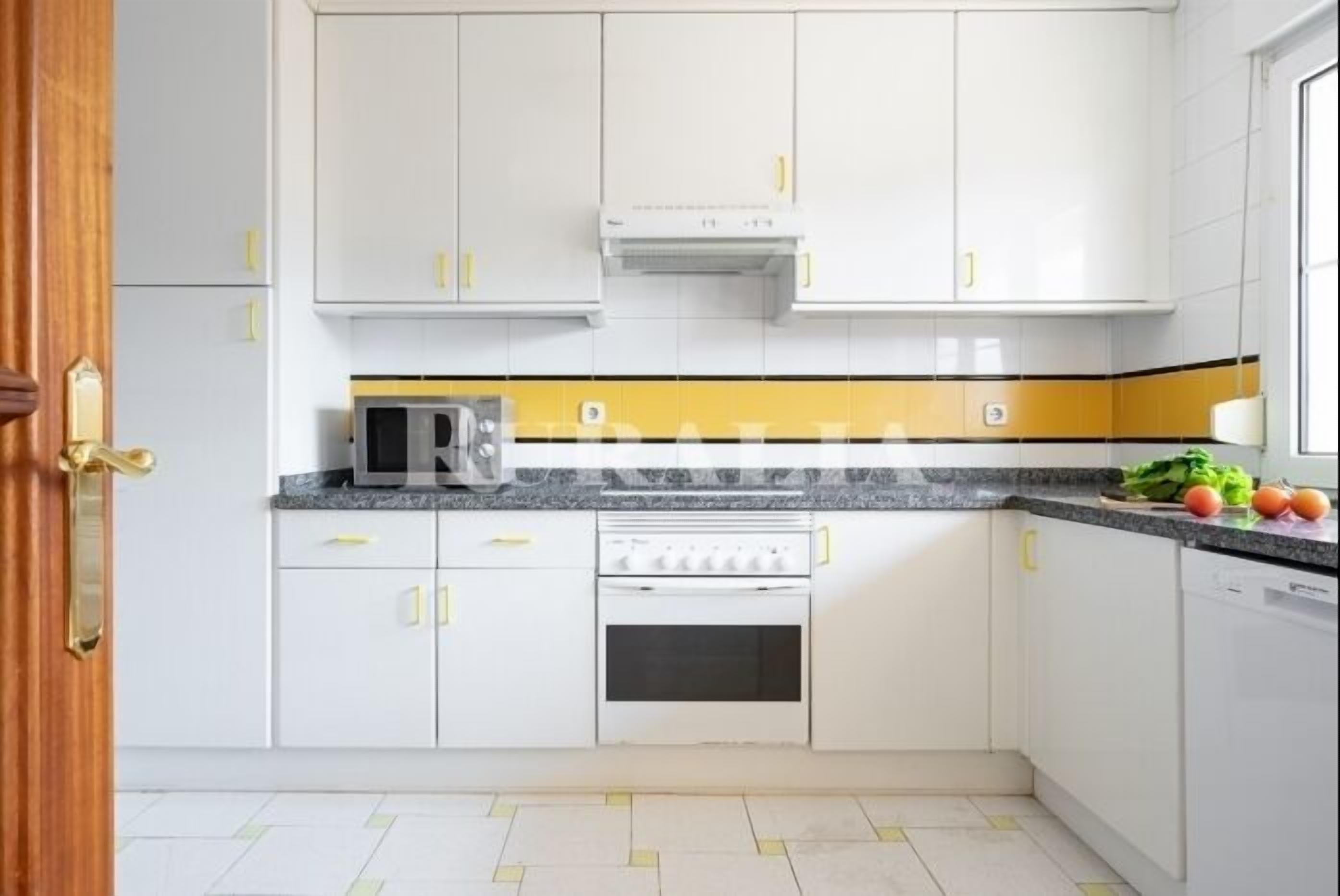 Cafetera/tetera, refrigerador, microondas, horno
