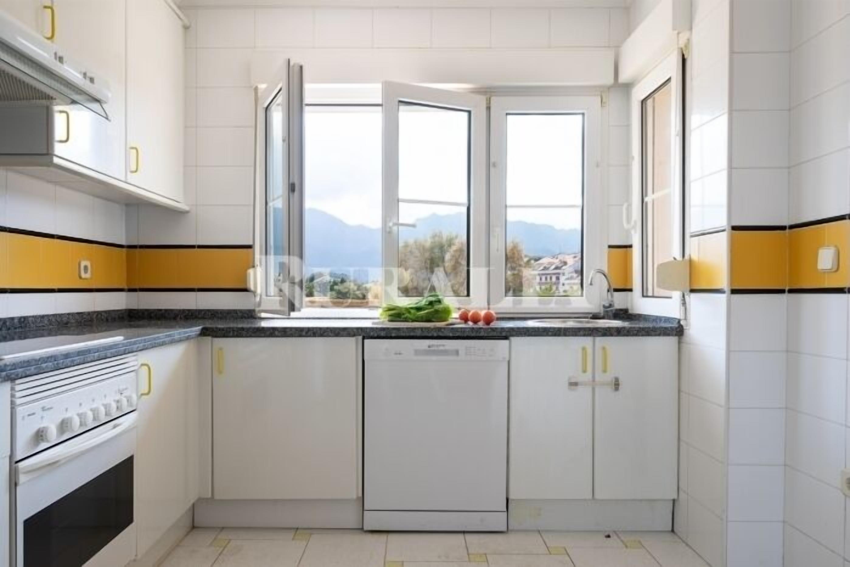 Wasserkocher mit Kaffee-/Teezubehör, Kühlschrank, Mikrowelle, Ofen