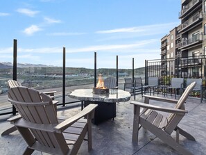 Outdoor dining - Black Rock 418 | 2BR Mountain Retreat with Pool & Hot Tub (Heber City)
