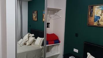 2 slaapkamers, een strijkplank/strijkijzer, internet, beddengoed