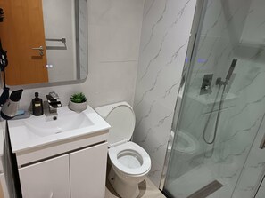Shower, hair dryer, towels, soap - Apartment Achada St Antonio Rua Principal AC, WIFI (Praia)