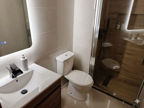 Shower, hair dryer, towels, soap - Modern Apartment Achada St Antonio Rua Principal AC, WIFI (Praia)