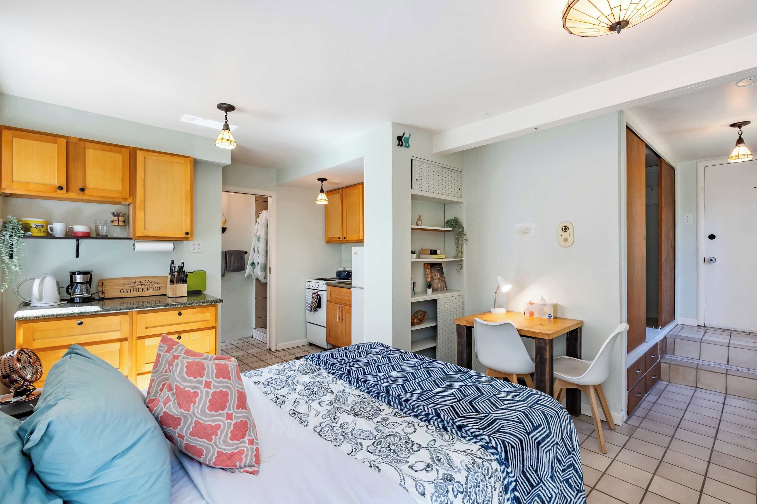 Iron/ironing board, WiFi, bed sheets