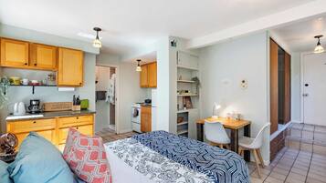 Iron/ironing board, WiFi, bed sheets