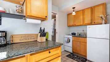 Fridge, stovetop, coffee/tea maker, electric kettle