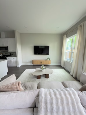 Living area - Newly Built Modern 3 BR Townhouse - Minutes to Downtown (Houston)